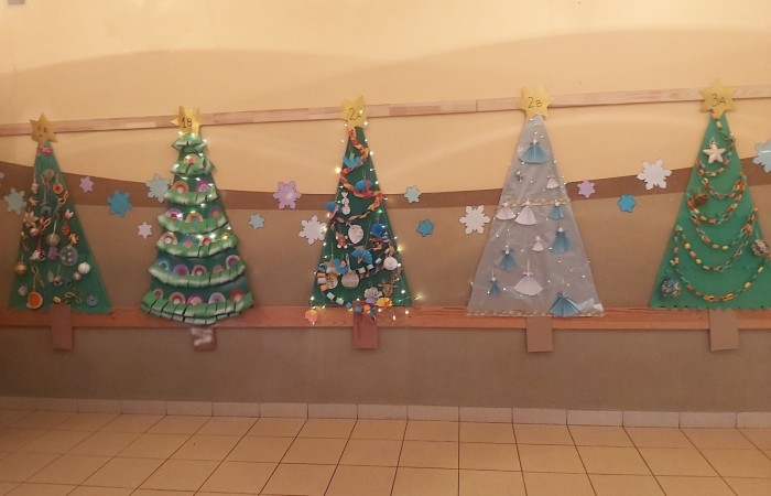 W oczekiwaniu na zbliżające się święta, w naszej szkole już od pewnego czasu gości magia Świąt Bożego Narodzenia.
Św. Mikołaj wysłuchał prośby dzieci, przynosząc wspaniałą choinkę. Uczniowie pięknie ją przystroili samodzielnie wykonanymi ozdobami. 
Na holu pojawiły się też makiety choinek, które każda z klas musiała udekorować w ramach konkursu. Dzieci wykazały się niesamowitą pomysłowością i zaangażowaniem, tworząc swoje świąteczne drzewko.
Komisja miała ogromny problem aby wybrać tą najładniejszą, gdyż wszystkie zasługiwały na pierwsze miejsce.
Panie: I. Matukiewicz, B. Ziębicka i M. Szymańska jako „zwycięzcę” ostatecznie wskazały choinkę klasy II B.
Klasy IB i III B zajęły II miejsce, a klasy IA, II A i III A zajęły miejsce III.
Wszyscy uczniowie otrzymali słodycze i zestawy papierów kolorowych.
Tak pięknie wykonane dekoracje i zapach choinki wprowadziły wszystkich w atmosferę zbliżających się Świąt Bożego Narodzenia.