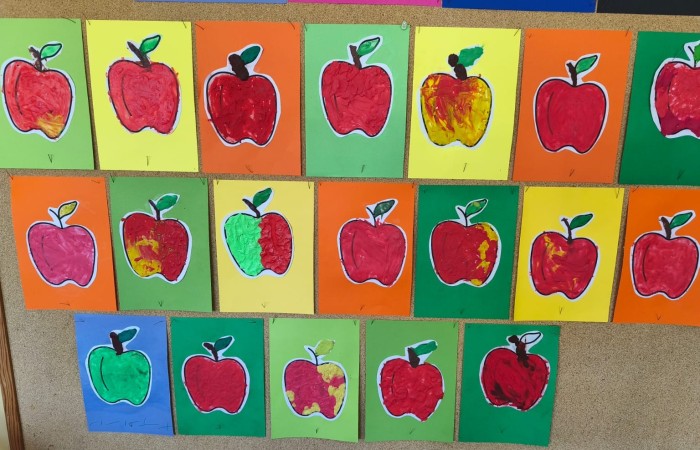 Dziś w naszej szkole królowało... jabłko! 
Uczniowie klas 1–3 spędzili ten wyjątkowy dzień, biorąc udział w zajęciach, których motywem przewodnim były właśnie jabłka. Pojawiły się one w różnorodnej formie – jako inspiracja do prac plastycznych, temat zadań i wyzwań edukacyjnych, a nawet jako przepyszne, zdrowe przekąski.
Serdeczne podziękowania kierujemy do Rodziców za zaangażowanie i przygotowanie tych smakowitych jabłkowych pyszności – dzięki Wam ten dzień był jeszcze bardziej wyjątkowy.
To była prawdziwa uczta dla zmysłów i okazja do nauki poprzez zabawę.
