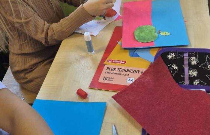 Dziś w naszej szkole królowało... jabłko! 
Uczniowie klas 1–3 spędzili ten wyjątkowy dzień, biorąc udział w zajęciach, których motywem przewodnim były właśnie jabłka. Pojawiły się one w różnorodnej formie – jako inspiracja do prac plastycznych, temat zadań i wyzwań edukacyjnych, a nawet jako przepyszne, zdrowe przekąski.
Serdeczne podziękowania kierujemy do Rodziców za zaangażowanie i przygotowanie tych smakowitych jabłkowych pyszności – dzięki Wam ten dzień był jeszcze bardziej wyjątkowy.
To była prawdziwa uczta dla zmysłów i okazja do nauki poprzez zabawę.
