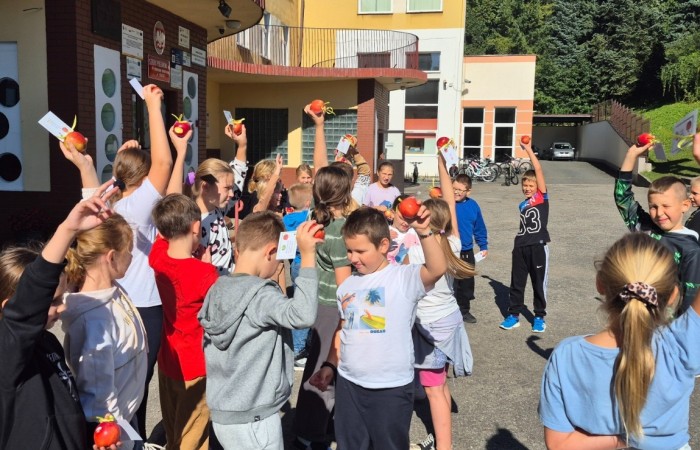 Dziś w naszej szkole królowało... jabłko! 
Uczniowie klas 1–3 spędzili ten wyjątkowy dzień, biorąc udział w zajęciach, których motywem przewodnim były właśnie jabłka. Pojawiły się one w różnorodnej formie – jako inspiracja do prac plastycznych, temat zadań i wyzwań edukacyjnych, a nawet jako przepyszne, zdrowe przekąski.
Serdeczne podziękowania kierujemy do Rodziców za zaangażowanie i przygotowanie tych smakowitych jabłkowych pyszności – dzięki Wam ten dzień był jeszcze bardziej wyjątkowy.
To była prawdziwa uczta dla zmysłów i okazja do nauki poprzez zabawę.
