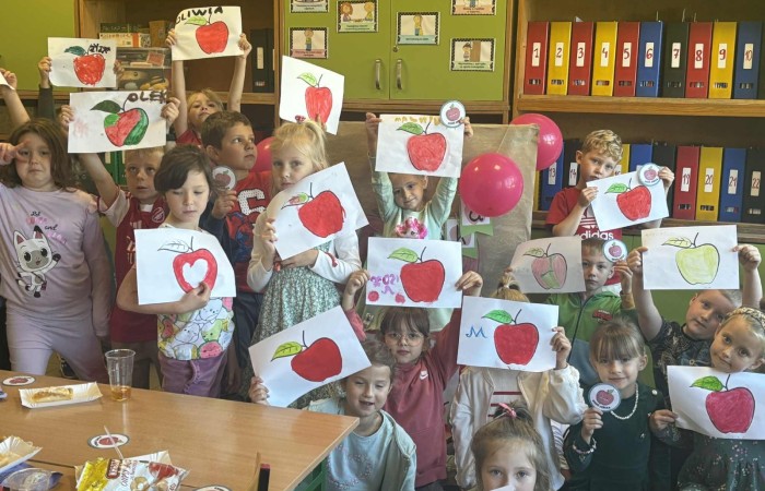 Dziś w naszej szkole królowało... jabłko! 
Uczniowie klas 1–3 spędzili ten wyjątkowy dzień, biorąc udział w zajęciach, których motywem przewodnim były właśnie jabłka. Pojawiły się one w różnorodnej formie – jako inspiracja do prac plastycznych, temat zadań i wyzwań edukacyjnych, a nawet jako przepyszne, zdrowe przekąski.
Serdeczne podziękowania kierujemy do Rodziców za zaangażowanie i przygotowanie tych smakowitych jabłkowych pyszności – dzięki Wam ten dzień był jeszcze bardziej wyjątkowy.
To była prawdziwa uczta dla zmysłów i okazja do nauki poprzez zabawę.
