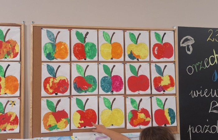 Dziś w naszej szkole królowało... jabłko! 
Uczniowie klas 1–3 spędzili ten wyjątkowy dzień, biorąc udział w zajęciach, których motywem przewodnim były właśnie jabłka. Pojawiły się one w różnorodnej formie – jako inspiracja do prac plastycznych, temat zadań i wyzwań edukacyjnych, a nawet jako przepyszne, zdrowe przekąski.
Serdeczne podziękowania kierujemy do Rodziców za zaangażowanie i przygotowanie tych smakowitych jabłkowych pyszności – dzięki Wam ten dzień był jeszcze bardziej wyjątkowy.
To była prawdziwa uczta dla zmysłów i okazja do nauki poprzez zabawę.
