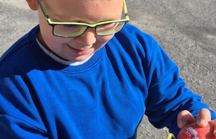 Dziś w naszej szkole królowało... jabłko! 
Uczniowie klas 1–3 spędzili ten wyjątkowy dzień, biorąc udział w zajęciach, których motywem przewodnim były właśnie jabłka. Pojawiły się one w różnorodnej formie – jako inspiracja do prac plastycznych, temat zadań i wyzwań edukacyjnych, a nawet jako przepyszne, zdrowe przekąski.
Serdeczne podziękowania kierujemy do Rodziców za zaangażowanie i przygotowanie tych smakowitych jabłkowych pyszności – dzięki Wam ten dzień był jeszcze bardziej wyjątkowy.
To była prawdziwa uczta dla zmysłów i okazja do nauki poprzez zabawę.
