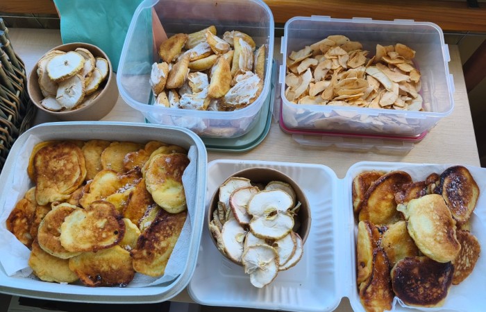 Dziś w naszej szkole królowało... jabłko! 
Uczniowie klas 1–3 spędzili ten wyjątkowy dzień, biorąc udział w zajęciach, których motywem przewodnim były właśnie jabłka. Pojawiły się one w różnorodnej formie – jako inspiracja do prac plastycznych, temat zadań i wyzwań edukacyjnych, a nawet jako przepyszne, zdrowe przekąski.
Serdeczne podziękowania kierujemy do Rodziców za zaangażowanie i przygotowanie tych smakowitych jabłkowych pyszności – dzięki Wam ten dzień był jeszcze bardziej wyjątkowy.
To była prawdziwa uczta dla zmysłów i okazja do nauki poprzez zabawę.
