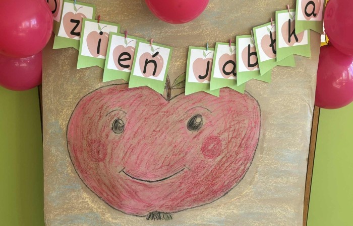 Dziś w naszej szkole królowało... jabłko! 
Uczniowie klas 1–3 spędzili ten wyjątkowy dzień, biorąc udział w zajęciach, których motywem przewodnim były właśnie jabłka. Pojawiły się one w różnorodnej formie – jako inspiracja do prac plastycznych, temat zadań i wyzwań edukacyjnych, a nawet jako przepyszne, zdrowe przekąski.
Serdeczne podziękowania kierujemy do Rodziców za zaangażowanie i przygotowanie tych smakowitych jabłkowych pyszności – dzięki Wam ten dzień był jeszcze bardziej wyjątkowy.
To była prawdziwa uczta dla zmysłów i okazja do nauki poprzez zabawę.
