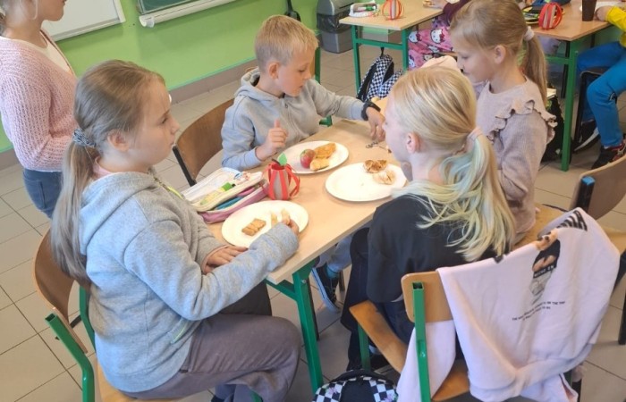 Dziś w naszej szkole królowało... jabłko! 
Uczniowie klas 1–3 spędzili ten wyjątkowy dzień, biorąc udział w zajęciach, których motywem przewodnim były właśnie jabłka. Pojawiły się one w różnorodnej formie – jako inspiracja do prac plastycznych, temat zadań i wyzwań edukacyjnych, a nawet jako przepyszne, zdrowe przekąski.
Serdeczne podziękowania kierujemy do Rodziców za zaangażowanie i przygotowanie tych smakowitych jabłkowych pyszności – dzięki Wam ten dzień był jeszcze bardziej wyjątkowy.
To była prawdziwa uczta dla zmysłów i okazja do nauki poprzez zabawę.
