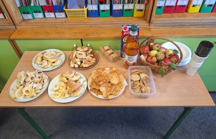 Dziś w naszej szkole królowało... jabłko! 
Uczniowie klas 1–3 spędzili ten wyjątkowy dzień, biorąc udział w zajęciach, których motywem przewodnim były właśnie jabłka. Pojawiły się one w różnorodnej formie – jako inspiracja do prac plastycznych, temat zadań i wyzwań edukacyjnych, a nawet jako przepyszne, zdrowe przekąski.
Serdeczne podziękowania kierujemy do Rodziców za zaangażowanie i przygotowanie tych smakowitych jabłkowych pyszności – dzięki Wam ten dzień był jeszcze bardziej wyjątkowy.
To była prawdziwa uczta dla zmysłów i okazja do nauki poprzez zabawę.
