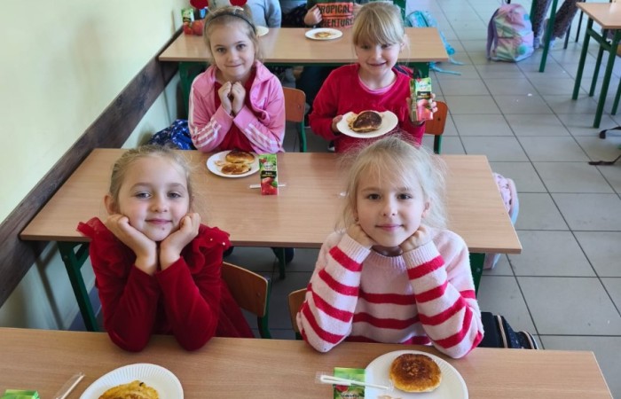 Dziś w naszej szkole królowało... jabłko! 
Uczniowie klas 1–3 spędzili ten wyjątkowy dzień, biorąc udział w zajęciach, których motywem przewodnim były właśnie jabłka. Pojawiły się one w różnorodnej formie – jako inspiracja do prac plastycznych, temat zadań i wyzwań edukacyjnych, a nawet jako przepyszne, zdrowe przekąski.
Serdeczne podziękowania kierujemy do Rodziców za zaangażowanie i przygotowanie tych smakowitych jabłkowych pyszności – dzięki Wam ten dzień był jeszcze bardziej wyjątkowy.
To była prawdziwa uczta dla zmysłów i okazja do nauki poprzez zabawę.

