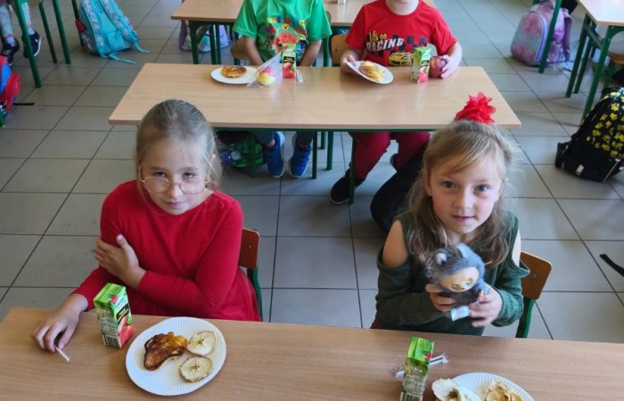 Dziś w naszej szkole królowało... jabłko! 
Uczniowie klas 1–3 spędzili ten wyjątkowy dzień, biorąc udział w zajęciach, których motywem przewodnim były właśnie jabłka. Pojawiły się one w różnorodnej formie – jako inspiracja do prac plastycznych, temat zadań i wyzwań edukacyjnych, a nawet jako przepyszne, zdrowe przekąski.
Serdeczne podziękowania kierujemy do Rodziców za zaangażowanie i przygotowanie tych smakowitych jabłkowych pyszności – dzięki Wam ten dzień był jeszcze bardziej wyjątkowy.
To była prawdziwa uczta dla zmysłów i okazja do nauki poprzez zabawę.
