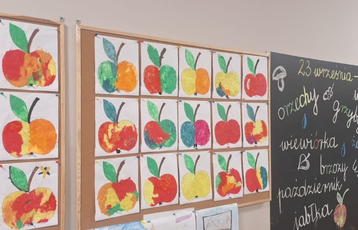 Dziś w naszej szkole królowało... jabłko! 
Uczniowie klas 1–3 spędzili ten wyjątkowy dzień, biorąc udział w zajęciach, których motywem przewodnim były właśnie jabłka. Pojawiły się one w różnorodnej formie – jako inspiracja do prac plastycznych, temat zadań i wyzwań edukacyjnych, a nawet jako przepyszne, zdrowe przekąski.
Serdeczne podziękowania kierujemy do Rodziców za zaangażowanie i przygotowanie tych smakowitych jabłkowych pyszności – dzięki Wam ten dzień był jeszcze bardziej wyjątkowy.
To była prawdziwa uczta dla zmysłów i okazja do nauki poprzez zabawę.
