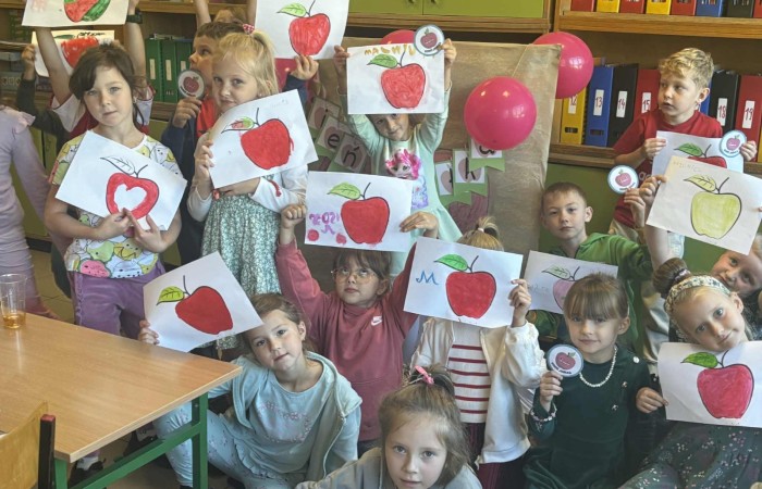 Dziś w naszej szkole królowało... jabłko! 
Uczniowie klas 1–3 spędzili ten wyjątkowy dzień, biorąc udział w zajęciach, których motywem przewodnim były właśnie jabłka. Pojawiły się one w różnorodnej formie – jako inspiracja do prac plastycznych, temat zadań i wyzwań edukacyjnych, a nawet jako przepyszne, zdrowe przekąski.
Serdeczne podziękowania kierujemy do Rodziców za zaangażowanie i przygotowanie tych smakowitych jabłkowych pyszności – dzięki Wam ten dzień był jeszcze bardziej wyjątkowy.
To była prawdziwa uczta dla zmysłów i okazja do nauki poprzez zabawę.
