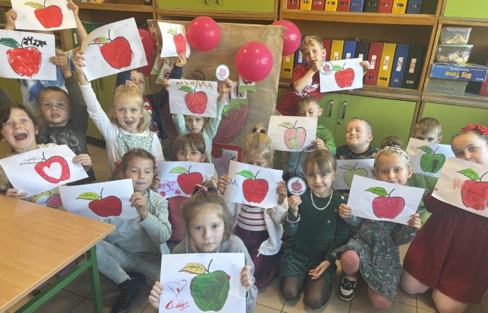 Dziś w naszej szkole królowało... jabłko! 
Uczniowie klas 1–3 spędzili ten wyjątkowy dzień, biorąc udział w zajęciach, których motywem przewodnim były właśnie jabłka. Pojawiły się one w różnorodnej formie – jako inspiracja do prac plastycznych, temat zadań i wyzwań edukacyjnych, a nawet jako przepyszne, zdrowe przekąski.
Serdeczne podziękowania kierujemy do Rodziców za zaangażowanie i przygotowanie tych smakowitych jabłkowych pyszności – dzięki Wam ten dzień był jeszcze bardziej wyjątkowy.
To była prawdziwa uczta dla zmysłów i okazja do nauki poprzez zabawę.

