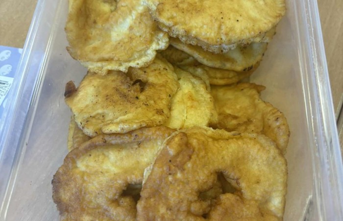 Dziś w naszej szkole królowało... jabłko! 
Uczniowie klas 1–3 spędzili ten wyjątkowy dzień, biorąc udział w zajęciach, których motywem przewodnim były właśnie jabłka. Pojawiły się one w różnorodnej formie – jako inspiracja do prac plastycznych, temat zadań i wyzwań edukacyjnych, a nawet jako przepyszne, zdrowe przekąski.
Serdeczne podziękowania kierujemy do Rodziców za zaangażowanie i przygotowanie tych smakowitych jabłkowych pyszności – dzięki Wam ten dzień był jeszcze bardziej wyjątkowy.
To była prawdziwa uczta dla zmysłów i okazja do nauki poprzez zabawę.
