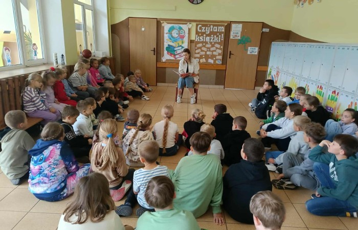Dziś uczniowie klas I–III obchodzili Dzień Głośnego Czytania. Z tej okazji gościliśmy Panią Wicedyrektor Anettę Daszkowską oraz Panią Emilię Pokojską, naszą szkolną logopedkę.
Obie Panie przygotowały dla dzieci wyjątkowe książki z pięknym przesłaniem. Uczniowie słuchali z dużym zaciekawieniem, przenosząc się choć na chwilę do magicznego świata bajek i opowieści.
Wierzymy, że to spotkanie rozbudzi w dzieciach miłość do literatury i zachęci je do częstszego sięgania po książki – zarówno wspólnie z rodzicami, jak i podczas samodzielnego czytania.
 Czytanie to niezwykła przygoda – niech nasi uczniowie odkrywają ją każdego dnia!
