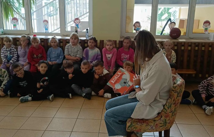 Dziś uczniowie klas I–III obchodzili Dzień Głośnego Czytania. Z tej okazji gościliśmy Panią Wicedyrektor Anettę Daszkowską oraz Panią Emilię Pokojską, naszą szkolną logopedkę.
Obie Panie przygotowały dla dzieci wyjątkowe książki z pięknym przesłaniem. Uczniowie słuchali z dużym zaciekawieniem, przenosząc się choć na chwilę do magicznego świata bajek i opowieści.
Wierzymy, że to spotkanie rozbudzi w dzieciach miłość do literatury i zachęci je do częstszego sięgania po książki – zarówno wspólnie z rodzicami, jak i podczas samodzielnego czytania.
 Czytanie to niezwykła przygoda – niech nasi uczniowie odkrywają ją każdego dnia!
