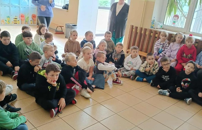 Dziś uczniowie klas I–III obchodzili Dzień Głośnego Czytania. Z tej okazji gościliśmy Panią Wicedyrektor Anettę Daszkowską oraz Panią Emilię Pokojską, naszą szkolną logopedkę.
Obie Panie przygotowały dla dzieci wyjątkowe książki z pięknym przesłaniem. Uczniowie słuchali z dużym zaciekawieniem, przenosząc się choć na chwilę do magicznego świata bajek i opowieści.
Wierzymy, że to spotkanie rozbudzi w dzieciach miłość do literatury i zachęci je do częstszego sięgania po książki – zarówno wspólnie z rodzicami, jak i podczas samodzielnego czytania.
 Czytanie to niezwykła przygoda – niech nasi uczniowie odkrywają ją każdego dnia!
