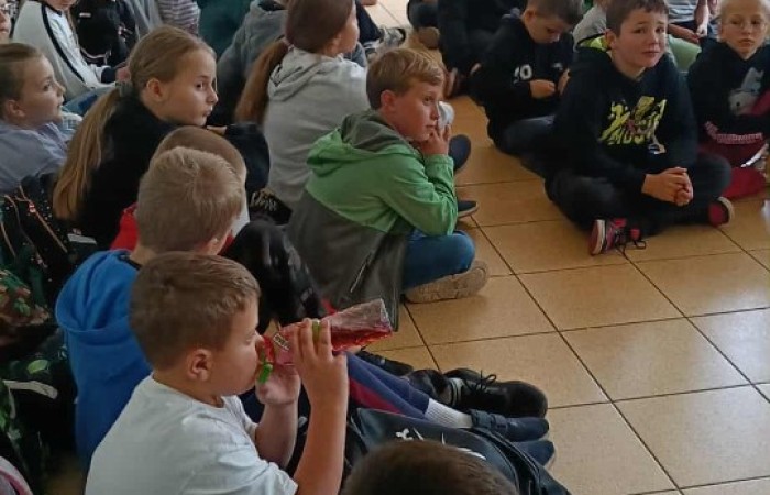 Dziś uczniowie klas I–III obchodzili Dzień Głośnego Czytania. Z tej okazji gościliśmy Panią Wicedyrektor Anettę Daszkowską oraz Panią Emilię Pokojską, naszą szkolną logopedkę.
Obie Panie przygotowały dla dzieci wyjątkowe książki z pięknym przesłaniem. Uczniowie słuchali z dużym zaciekawieniem, przenosząc się choć na chwilę do magicznego świata bajek i opowieści.
Wierzymy, że to spotkanie rozbudzi w dzieciach miłość do literatury i zachęci je do częstszego sięgania po książki – zarówno wspólnie z rodzicami, jak i podczas samodzielnego czytania.
 Czytanie to niezwykła przygoda – niech nasi uczniowie odkrywają ją każdego dnia!
