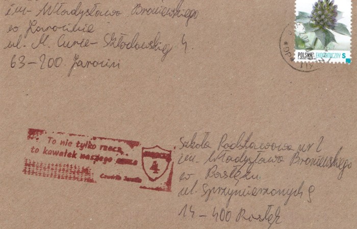 Z radością informujemy, że otrzymaliśmy piękną kartkę z życzeniami od Szkoły Podstawowej nr 4 im. Władysława Broniewskiego w Jarocinie. Okazją do tego miłego gestu był jubileusz 80-lecia istnienia szkoły.
Dziękujemy serdecznie za pamięć i ciepłe słowa skierowane do naszej społeczności. To szczególne, że wspólny patron – Władysław Broniewski – łączy nasze szkoły i tworzy więź przyjaźni między nimi.
Z okazji jubileuszu składamy całej społeczności Szkoły Podstawowej nr 4 w Jarocinie najserdeczniejsze życzenia:
-dalszych sukcesów w pracy dydaktycznej i wychowawczej,
-satysfakcji z codziennej pracy nauczycieli i radości uczniów,
-wielu kolejnych lat pełnych rozwoju, pomyślności i pięknych wydarzeń.

Niech ten wyjątkowy jubileusz stanie się początkiem następnych owocnych lat działalności szkoły – pełnych dumy, wzajemnej życzliwości i nowych osiągnięć.
 Gratulujemy i przesyłamy serdeczne pozdrowienia z Pasłęka!
