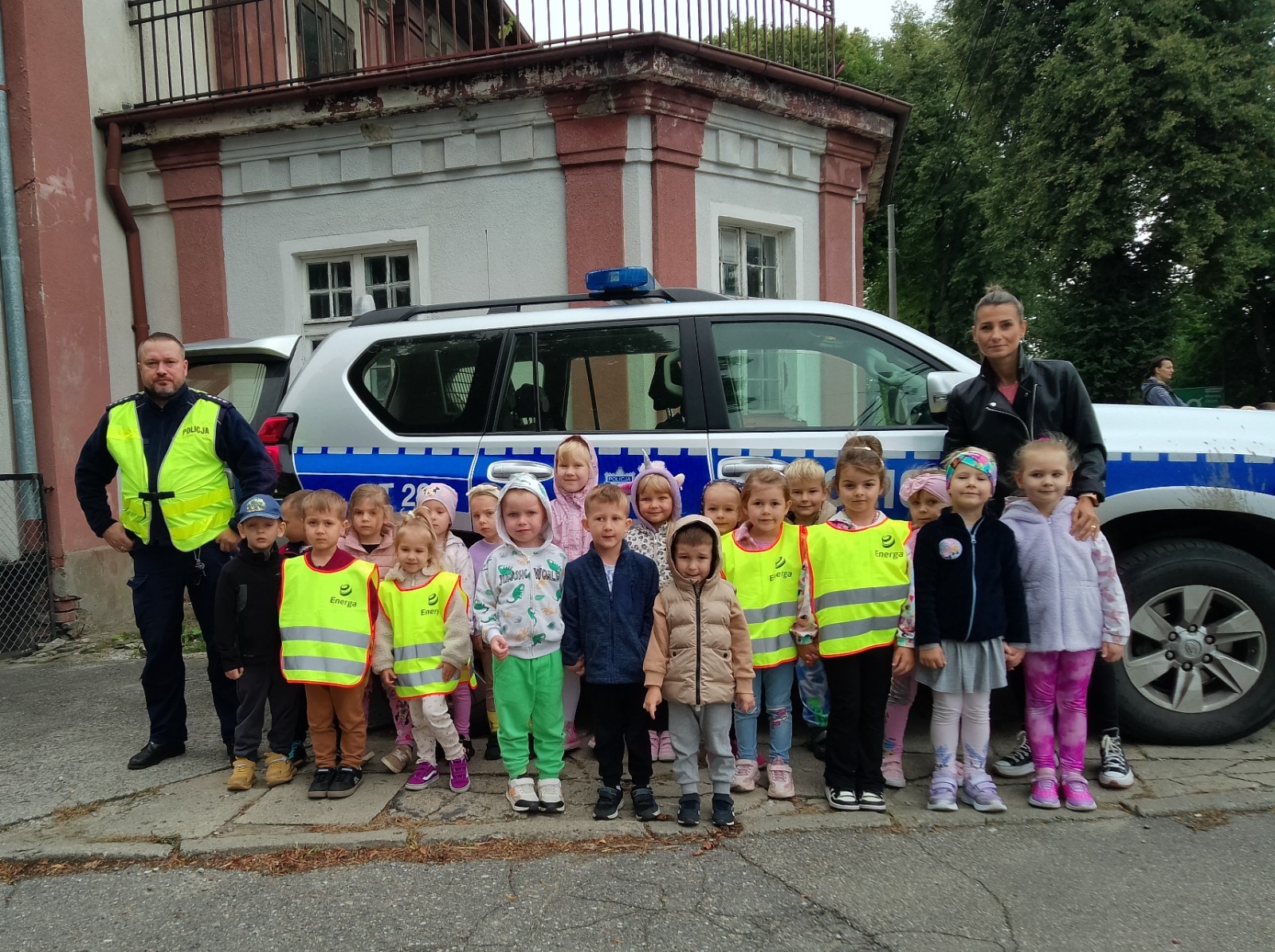 Dzieci z grup starszych Sówki, Leśne skrzaty oraz Biedronki odwiedzili funkcjonariusze policji drogowej , którzy przeprowadzili zajęcia edukacyjne na temat bezpieczeństwa w ruchu ulicznym. Wydarzenie odbyło się w ramach zajęć ,,Moja droga do przedszkola”, której celem jest kształtowanie prawidłowych nawyków i świadomości wśród najmłodszych uczestników ruchu drogowego. Policjanci opowiedzieli przedszkolakom o zasadach bezpiecznego przechodzenia przez jezdnię, znaczeniu znaków drogowych. Dzieci dowiedziały się również, dlaczego ważne jest noszenie odblasków, zwłaszcza jesienią i zimą, gdy wcześniej zapada zmrok.                                
Takie spotkania są bardzo ważne. Dzieci w tym wieku chłoną wiedzę jak gąbka.                  Warto więc już teraz uczyć je zasad, które mogą uratować życie. Przedszkolaki pożegnały policjanta gromkimi brawami i obiecały zawsze pamiętać o zasadach bezpieczeństwa.
Spotkanie z policjantem było nie tylko cenną lekcją, ale też okazją do wzbudzenia w dzieciach zaufania do funkcjonariuszy. To ważny krok w budowaniu poczucia bezpieczeństwa od najmłodszych lat.
