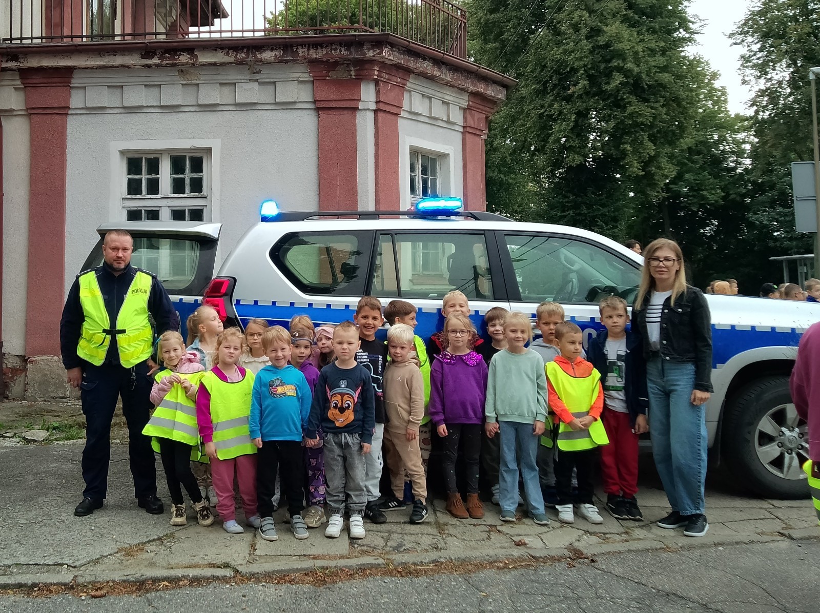 Dzieci z grup starszych Sówki, Leśne skrzaty oraz Biedronki odwiedzili funkcjonariusze policji drogowej , którzy przeprowadzili zajęcia edukacyjne na temat bezpieczeństwa w ruchu ulicznym. Wydarzenie odbyło się w ramach zajęć ,,Moja droga do przedszkola”, której celem jest kształtowanie prawidłowych nawyków i świadomości wśród najmłodszych uczestników ruchu drogowego. Policjanci opowiedzieli przedszkolakom o zasadach bezpiecznego przechodzenia przez jezdnię, znaczeniu znaków drogowych. Dzieci dowiedziały się również, dlaczego ważne jest noszenie odblasków, zwłaszcza jesienią i zimą, gdy wcześniej zapada zmrok.                                
Takie spotkania są bardzo ważne. Dzieci w tym wieku chłoną wiedzę jak gąbka.                  Warto więc już teraz uczyć je zasad, które mogą uratować życie. Przedszkolaki pożegnały policjanta gromkimi brawami i obiecały zawsze pamiętać o zasadach bezpieczeństwa.
Spotkanie z policjantem było nie tylko cenną lekcją, ale też okazją do wzbudzenia w dzieciach zaufania do funkcjonariuszy. To ważny krok w budowaniu poczucia bezpieczeństwa od najmłodszych lat.

