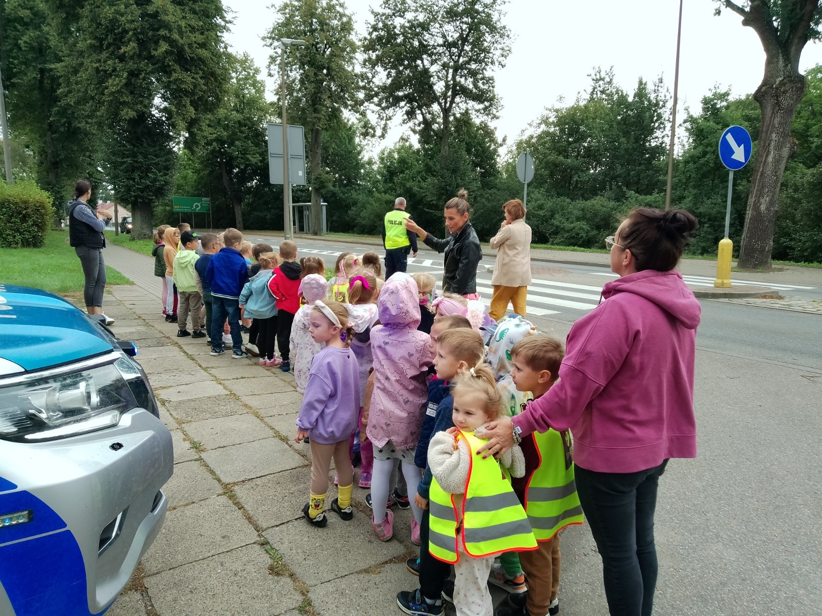 Dzieci z grup starszych Sówki, Leśne skrzaty oraz Biedronki odwiedzili funkcjonariusze policji drogowej , którzy przeprowadzili zajęcia edukacyjne na temat bezpieczeństwa w ruchu ulicznym. Wydarzenie odbyło się w ramach zajęć ,,Moja droga do przedszkola”, której celem jest kształtowanie prawidłowych nawyków i świadomości wśród najmłodszych uczestników ruchu drogowego. Policjanci opowiedzieli przedszkolakom o zasadach bezpiecznego przechodzenia przez jezdnię, znaczeniu znaków drogowych. Dzieci dowiedziały się również, dlaczego ważne jest noszenie odblasków, zwłaszcza jesienią i zimą, gdy wcześniej zapada zmrok.                                
Takie spotkania są bardzo ważne. Dzieci w tym wieku chłoną wiedzę jak gąbka.                  Warto więc już teraz uczyć je zasad, które mogą uratować życie. Przedszkolaki pożegnały policjanta gromkimi brawami i obiecały zawsze pamiętać o zasadach bezpieczeństwa.
Spotkanie z policjantem było nie tylko cenną lekcją, ale też okazją do wzbudzenia w dzieciach zaufania do funkcjonariuszy. To ważny krok w budowaniu poczucia bezpieczeństwa od najmłodszych lat.

