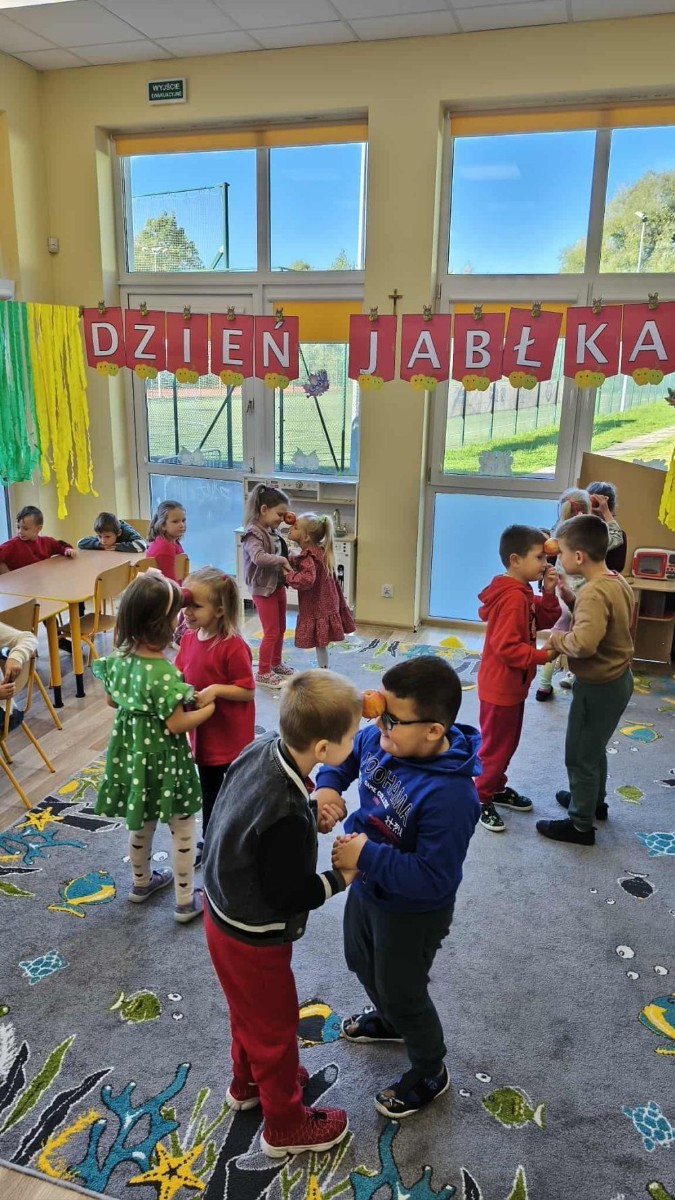 26 września obchodziliśmy w naszym przedszkolu Światowy Dzień Jabłka. Celem wydarzenia było zachęcenie dzieci do spożywania owoców,głównie jabłek pod różnymi postaciami. Podczas wspólnych zabaw dzieci poznały różne gatunki jabłek, ich kształt, zapach,kolor i smak. Poznały też budowę jabłka, etapy rozwoju jabłoni oraz dowiedziały się,jak wygląda praca w sadzie.
Przedszkolaki bardzo chętnie uczestniczyły w zabawach muzyczno-ruchowych oraz wykonały piękne,kolorowe prace plastyczne,związane z tematyką jabłek.
Dzień Jabłka stał się doskonałą okazją do wspólnej zabawy oraz promowania zdrowego stylu życia od najmłodszych lat.
