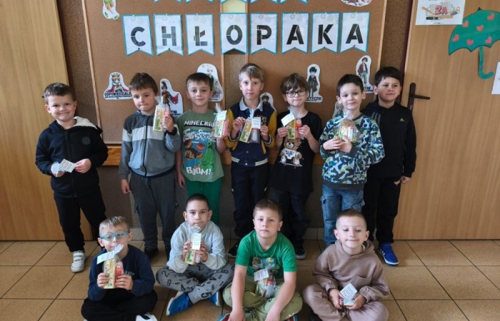 30 września w klasach I–III obchodziliśmy Dzień Chłopaka. Dziewczynki złożyły swoim kolegom serdeczne życzenia i wręczyły drobne upominki, które sprawiły chłopcom wiele radości.
Był to miły czas, pełen śmiechu, życzliwości i wspólnej zabawy.
Serdecznie dziękujemy wszystkim, którzy zaangażowali się w organizację tego święta.
Korzystając z okazji, wszystkim chłopakom – tym małym i tym dużym – składamy najserdeczniejsze życzenia!
