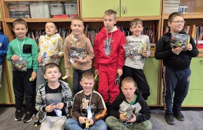 30 września w klasach I–III obchodziliśmy Dzień Chłopaka. Dziewczynki złożyły swoim kolegom serdeczne życzenia i wręczyły drobne upominki, które sprawiły chłopcom wiele radości.
Był to miły czas, pełen śmiechu, życzliwości i wspólnej zabawy.
Serdecznie dziękujemy wszystkim, którzy zaangażowali się w organizację tego święta.
Korzystając z okazji, wszystkim chłopakom – tym małym i tym dużym – składamy najserdeczniejsze życzenia!
