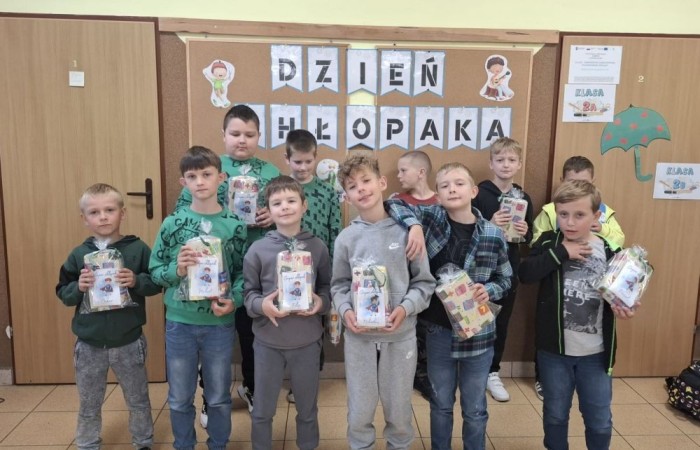30 września w klasach I–III obchodziliśmy Dzień Chłopaka. Dziewczynki złożyły swoim kolegom serdeczne życzenia i wręczyły drobne upominki, które sprawiły chłopcom wiele radości.
Był to miły czas, pełen śmiechu, życzliwości i wspólnej zabawy.
Serdecznie dziękujemy wszystkim, którzy zaangażowali się w organizację tego święta.
Korzystając z okazji, wszystkim chłopakom – tym małym i tym dużym – składamy najserdeczniejsze życzenia!
