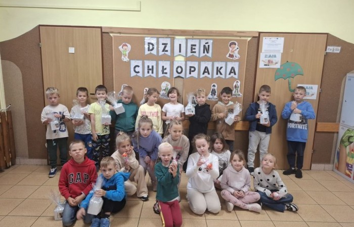 30 września w klasach I–III obchodziliśmy Dzień Chłopaka. Dziewczynki złożyły swoim kolegom serdeczne życzenia i wręczyły drobne upominki, które sprawiły chłopcom wiele radości.
Był to miły czas, pełen śmiechu, życzliwości i wspólnej zabawy.
Serdecznie dziękujemy wszystkim, którzy zaangażowali się w organizację tego święta.
Korzystając z okazji, wszystkim chłopakom – tym małym i tym dużym – składamy najserdeczniejsze życzenia!
