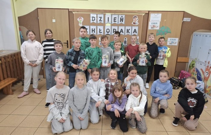 30 września w klasach I–III obchodziliśmy Dzień Chłopaka. Dziewczynki złożyły swoim kolegom serdeczne życzenia i wręczyły drobne upominki, które sprawiły chłopcom wiele radości.
Był to miły czas, pełen śmiechu, życzliwości i wspólnej zabawy.
Serdecznie dziękujemy wszystkim, którzy zaangażowali się w organizację tego święta.
Korzystając z okazji, wszystkim chłopakom – tym małym i tym dużym – składamy najserdeczniejsze życzenia!

