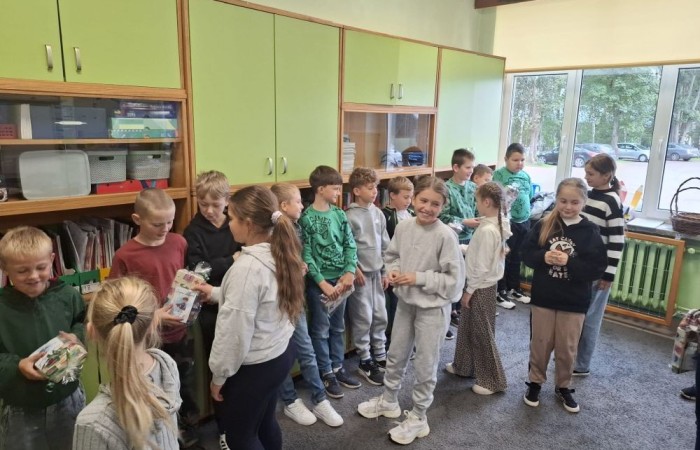 30 września w klasach I–III obchodziliśmy Dzień Chłopaka. Dziewczynki złożyły swoim kolegom serdeczne życzenia i wręczyły drobne upominki, które sprawiły chłopcom wiele radości.
Był to miły czas, pełen śmiechu, życzliwości i wspólnej zabawy.
Serdecznie dziękujemy wszystkim, którzy zaangażowali się w organizację tego święta.
Korzystając z okazji, wszystkim chłopakom – tym małym i tym dużym – składamy najserdeczniejsze życzenia!
