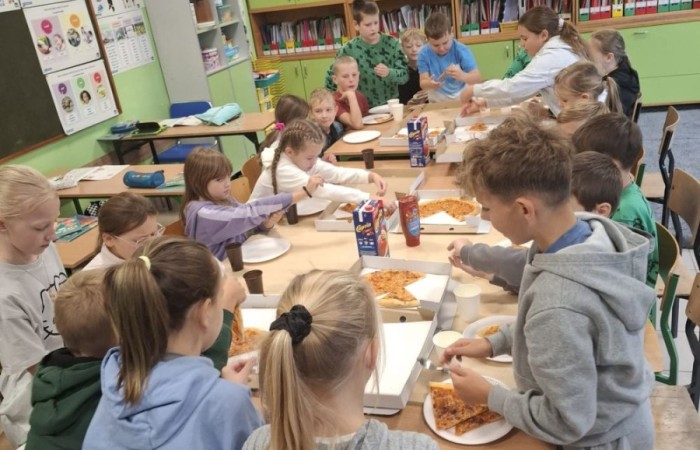 30 września w klasach I–III obchodziliśmy Dzień Chłopaka. Dziewczynki złożyły swoim kolegom serdeczne życzenia i wręczyły drobne upominki, które sprawiły chłopcom wiele radości.
Był to miły czas, pełen śmiechu, życzliwości i wspólnej zabawy.
Serdecznie dziękujemy wszystkim, którzy zaangażowali się w organizację tego święta.
Korzystając z okazji, wszystkim chłopakom – tym małym i tym dużym – składamy najserdeczniejsze życzenia!
