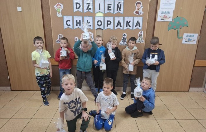 30 września w klasach I–III obchodziliśmy Dzień Chłopaka. Dziewczynki złożyły swoim kolegom serdeczne życzenia i wręczyły drobne upominki, które sprawiły chłopcom wiele radości.
Był to miły czas, pełen śmiechu, życzliwości i wspólnej zabawy.
Serdecznie dziękujemy wszystkim, którzy zaangażowali się w organizację tego święta.
Korzystając z okazji, wszystkim chłopakom – tym małym i tym dużym – składamy najserdeczniejsze życzenia!
