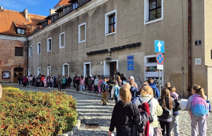 Dziś nasi najmłodsi uczniowie wybrali się do kina w POK-u na seans filmu „Lilly i kangurek”. To była nie tylko świetna rozrywka, ale też cenna lekcja. Film porusza ważne tematy – pokazuje, że prawdziwe szczęście nie zawsze kryje się w sławie czy pieniądzach. Czasem wystarczy odwaga, by spróbować czegoś nowego, otwartość na przyjaźń i gotowość do pomocy – nawet jeśli chodzi o... kangurka. To ciepła, wzruszająca opowieść o empatii, przyjaźni i poszukiwaniu swojego miejsca na świecie – nie tylko wśród ludzi, ale i zwierząt. Dziękujemy POK za gościnność i już nie możemy się doczekać kolejnych filmowych spotkań.
