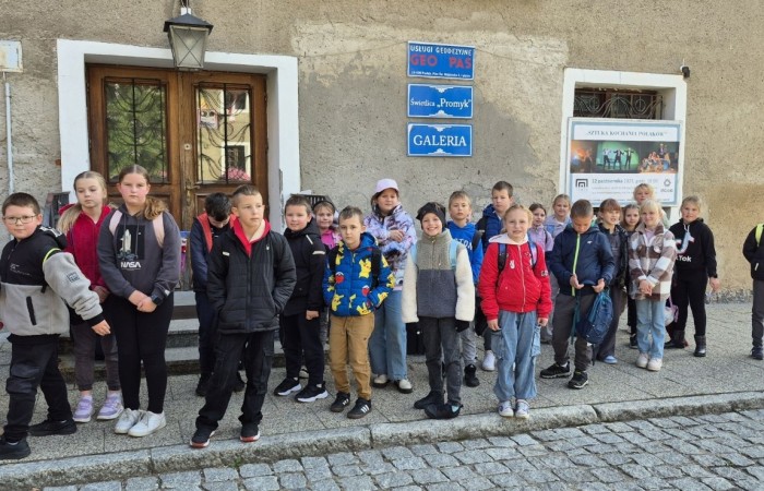 Dziś nasi najmłodsi uczniowie wybrali się do kina w POK-u na seans filmu „Lilly i kangurek”. To była nie tylko świetna rozrywka, ale też cenna lekcja. Film porusza ważne tematy – pokazuje, że prawdziwe szczęście nie zawsze kryje się w sławie czy pieniądzach. Czasem wystarczy odwaga, by spróbować czegoś nowego, otwartość na przyjaźń i gotowość do pomocy – nawet jeśli chodzi o... kangurka. To ciepła, wzruszająca opowieść o empatii, przyjaźni i poszukiwaniu swojego miejsca na świecie – nie tylko wśród ludzi, ale i zwierząt. Dziękujemy POK za gościnność i już nie możemy się doczekać kolejnych filmowych spotkań.
