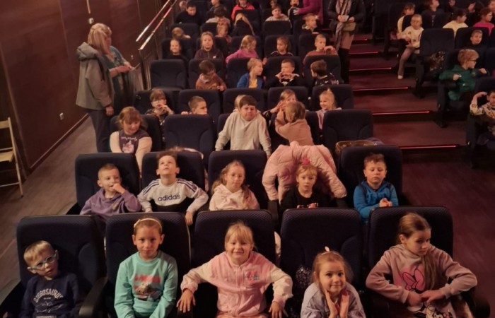 Dziś nasi najmłodsi uczniowie wybrali się do kina w POK-u na seans filmu „Lilly i kangurek”. To była nie tylko świetna rozrywka, ale też cenna lekcja. Film porusza ważne tematy – pokazuje, że prawdziwe szczęście nie zawsze kryje się w sławie czy pieniądzach. Czasem wystarczy odwaga, by spróbować czegoś nowego, otwartość na przyjaźń i gotowość do pomocy – nawet jeśli chodzi o... kangurka. To ciepła, wzruszająca opowieść o empatii, przyjaźni i poszukiwaniu swojego miejsca na świecie – nie tylko wśród ludzi, ale i zwierząt. Dziękujemy POK za gościnność i już nie możemy się doczekać kolejnych filmowych spotkań.

