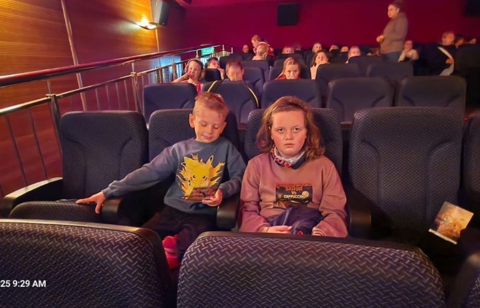 Dziś nasi najmłodsi uczniowie wybrali się do kina w POK-u na seans filmu „Lilly i kangurek”. To była nie tylko świetna rozrywka, ale też cenna lekcja. Film porusza ważne tematy – pokazuje, że prawdziwe szczęście nie zawsze kryje się w sławie czy pieniądzach. Czasem wystarczy odwaga, by spróbować czegoś nowego, otwartość na przyjaźń i gotowość do pomocy – nawet jeśli chodzi o... kangurka. To ciepła, wzruszająca opowieść o empatii, przyjaźni i poszukiwaniu swojego miejsca na świecie – nie tylko wśród ludzi, ale i zwierząt. Dziękujemy POK za gościnność i już nie możemy się doczekać kolejnych filmowych spotkań.
