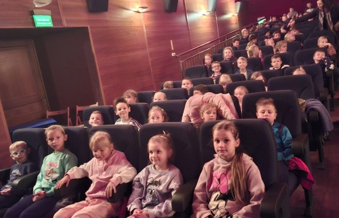 Dziś nasi najmłodsi uczniowie wybrali się do kina w POK-u na seans filmu „Lilly i kangurek”. To była nie tylko świetna rozrywka, ale też cenna lekcja. Film porusza ważne tematy – pokazuje, że prawdziwe szczęście nie zawsze kryje się w sławie czy pieniądzach. Czasem wystarczy odwaga, by spróbować czegoś nowego, otwartość na przyjaźń i gotowość do pomocy – nawet jeśli chodzi o... kangurka. To ciepła, wzruszająca opowieść o empatii, przyjaźni i poszukiwaniu swojego miejsca na świecie – nie tylko wśród ludzi, ale i zwierząt. Dziękujemy POK za gościnność i już nie możemy się doczekać kolejnych filmowych spotkań.
