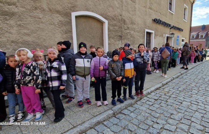 Dziś nasi najmłodsi uczniowie wybrali się do kina w POK-u na seans filmu „Lilly i kangurek”. To była nie tylko świetna rozrywka, ale też cenna lekcja. Film porusza ważne tematy – pokazuje, że prawdziwe szczęście nie zawsze kryje się w sławie czy pieniądzach. Czasem wystarczy odwaga, by spróbować czegoś nowego, otwartość na przyjaźń i gotowość do pomocy – nawet jeśli chodzi o... kangurka. To ciepła, wzruszająca opowieść o empatii, przyjaźni i poszukiwaniu swojego miejsca na świecie – nie tylko wśród ludzi, ale i zwierząt. Dziękujemy POK za gościnność i już nie możemy się doczekać kolejnych filmowych spotkań.
