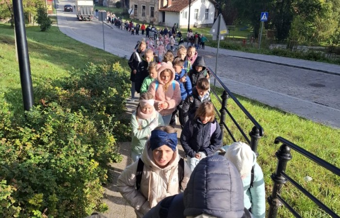 Dziś nasi najmłodsi uczniowie wybrali się do kina w POK-u na seans filmu „Lilly i kangurek”. To była nie tylko świetna rozrywka, ale też cenna lekcja. Film porusza ważne tematy – pokazuje, że prawdziwe szczęście nie zawsze kryje się w sławie czy pieniądzach. Czasem wystarczy odwaga, by spróbować czegoś nowego, otwartość na przyjaźń i gotowość do pomocy – nawet jeśli chodzi o... kangurka. To ciepła, wzruszająca opowieść o empatii, przyjaźni i poszukiwaniu swojego miejsca na świecie – nie tylko wśród ludzi, ale i zwierząt. Dziękujemy POK za gościnność i już nie możemy się doczekać kolejnych filmowych spotkań.
