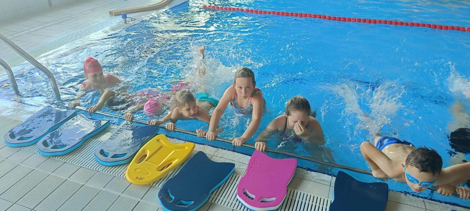 Z przyjemnością informujemy, że uczniowie naszej szkoły uczestniczą w ogólnopolskim projekcie „Umiem Pływać”. W ramach programu dzieci regularnie wyjeżdżają na basen, gdzie pod okiem wykwalifikowanych instruktorów uczą się podstaw pływania oraz bezpiecznego poruszania się w wodzie.
Zajęcia nie tylko rozwijają sprawność fizyczną, ale także uczą wytrwałości, pokonywania własnych barier i pracy w grupie. Projekt daje uczniom możliwość aktywnego spędzania czasu w sposób bezpieczny i atrakcyjny, a jego uczestnictwo jest całkowicie bezpłatne.
Cieszymy się, że nasze dzieci mogą korzystać z tej wartościowej inicjatywy i rozwijać swoje umiejętności w przyjaznej, wspierającej atmosferze.