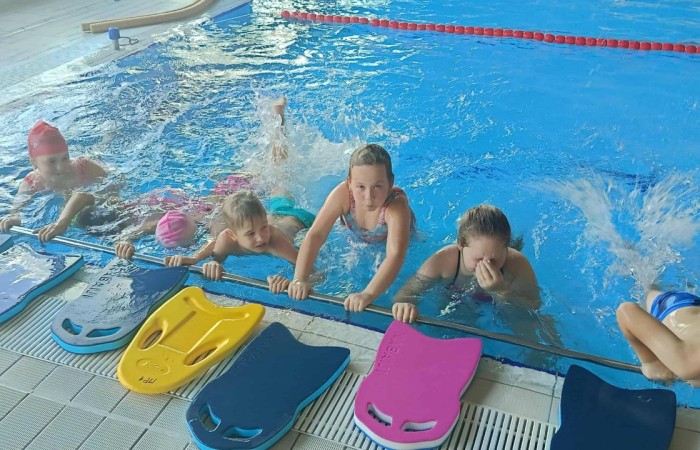 Z przyjemnością informujemy, że uczniowie naszej szkoły uczestniczą w ogólnopolskim projekcie „Umiem Pływać”. W ramach programu dzieci regularnie wyjeżdżają na basen, gdzie pod okiem wykwalifikowanych instruktorów uczą się podstaw pływania oraz bezpiecznego poruszania się w wodzie.
Zajęcia nie tylko rozwijają sprawność fizyczną, ale także uczą wytrwałości, pokonywania własnych barier i pracy w grupie. Projekt daje uczniom możliwość aktywnego spędzania czasu w sposób bezpieczny i atrakcyjny, a jego uczestnictwo jest całkowicie bezpłatne.
Cieszymy się, że nasze dzieci mogą korzystać z tej wartościowej inicjatywy i rozwijać swoje umiejętności w przyjaznej, wspierającej atmosferze.