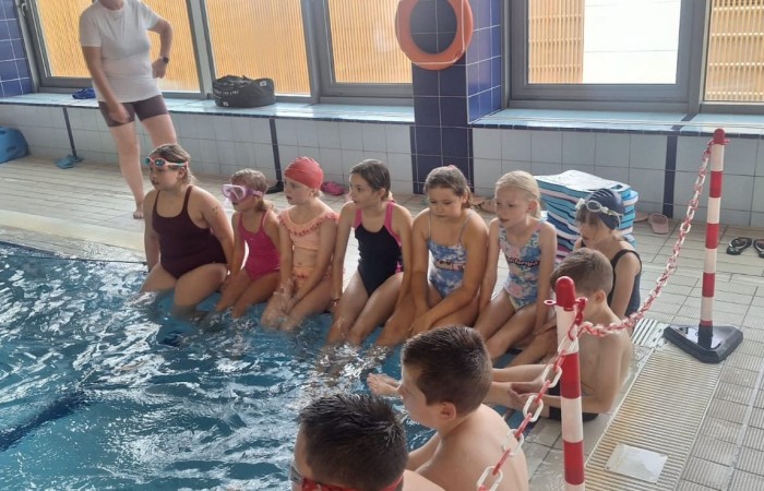 Z przyjemnością informujemy, że uczniowie naszej szkoły uczestniczą w ogólnopolskim projekcie „Umiem Pływać”. W ramach programu dzieci regularnie wyjeżdżają na basen, gdzie pod okiem wykwalifikowanych instruktorów uczą się podstaw pływania oraz bezpiecznego poruszania się w wodzie.
Zajęcia nie tylko rozwijają sprawność fizyczną, ale także uczą wytrwałości, pokonywania własnych barier i pracy w grupie. Projekt daje uczniom możliwość aktywnego spędzania czasu w sposób bezpieczny i atrakcyjny, a jego uczestnictwo jest całkowicie bezpłatne.
Cieszymy się, że nasze dzieci mogą korzystać z tej wartościowej inicjatywy i rozwijać swoje umiejętności w przyjaznej, wspierającej atmosferze.