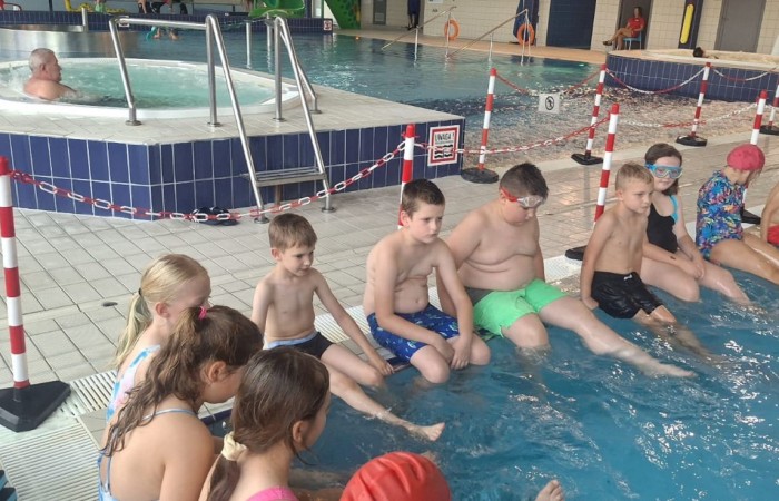 Z przyjemnością informujemy, że uczniowie naszej szkoły uczestniczą w ogólnopolskim projekcie „Umiem Pływać”. W ramach programu dzieci regularnie wyjeżdżają na basen, gdzie pod okiem wykwalifikowanych instruktorów uczą się podstaw pływania oraz bezpiecznego poruszania się w wodzie.
Zajęcia nie tylko rozwijają sprawność fizyczną, ale także uczą wytrwałości, pokonywania własnych barier i pracy w grupie. Projekt daje uczniom możliwość aktywnego spędzania czasu w sposób bezpieczny i atrakcyjny, a jego uczestnictwo jest całkowicie bezpłatne.
Cieszymy się, że nasze dzieci mogą korzystać z tej wartościowej inicjatywy i rozwijać swoje umiejętności w przyjaznej, wspierającej atmosferze.