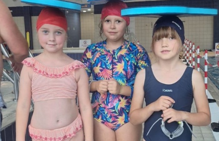 Z przyjemnością informujemy, że uczniowie naszej szkoły uczestniczą w ogólnopolskim projekcie „Umiem Pływać”. W ramach programu dzieci regularnie wyjeżdżają na basen, gdzie pod okiem wykwalifikowanych instruktorów uczą się podstaw pływania oraz bezpiecznego poruszania się w wodzie.
Zajęcia nie tylko rozwijają sprawność fizyczną, ale także uczą wytrwałości, pokonywania własnych barier i pracy w grupie. Projekt daje uczniom możliwość aktywnego spędzania czasu w sposób bezpieczny i atrakcyjny, a jego uczestnictwo jest całkowicie bezpłatne.
Cieszymy się, że nasze dzieci mogą korzystać z tej wartościowej inicjatywy i rozwijać swoje umiejętności w przyjaznej, wspierającej atmosferze.