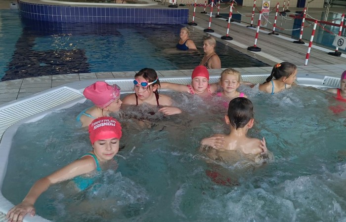 Z przyjemnością informujemy, że uczniowie naszej szkoły uczestniczą w ogólnopolskim projekcie „Umiem Pływać”. W ramach programu dzieci regularnie wyjeżdżają na basen, gdzie pod okiem wykwalifikowanych instruktorów uczą się podstaw pływania oraz bezpiecznego poruszania się w wodzie.
Zajęcia nie tylko rozwijają sprawność fizyczną, ale także uczą wytrwałości, pokonywania własnych barier i pracy w grupie. Projekt daje uczniom możliwość aktywnego spędzania czasu w sposób bezpieczny i atrakcyjny, a jego uczestnictwo jest całkowicie bezpłatne.
Cieszymy się, że nasze dzieci mogą korzystać z tej wartościowej inicjatywy i rozwijać swoje umiejętności w przyjaznej, wspierającej atmosferze.