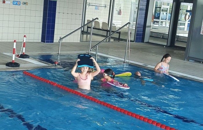 Z przyjemnością informujemy, że uczniowie naszej szkoły uczestniczą w ogólnopolskim projekcie „Umiem Pływać”. W ramach programu dzieci regularnie wyjeżdżają na basen, gdzie pod okiem wykwalifikowanych instruktorów uczą się podstaw pływania oraz bezpiecznego poruszania się w wodzie.
Zajęcia nie tylko rozwijają sprawność fizyczną, ale także uczą wytrwałości, pokonywania własnych barier i pracy w grupie. Projekt daje uczniom możliwość aktywnego spędzania czasu w sposób bezpieczny i atrakcyjny, a jego uczestnictwo jest całkowicie bezpłatne.
Cieszymy się, że nasze dzieci mogą korzystać z tej wartościowej inicjatywy i rozwijać swoje umiejętności w przyjaznej, wspierającej atmosferze.