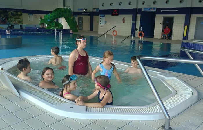 Z przyjemnością informujemy, że uczniowie naszej szkoły uczestniczą w ogólnopolskim projekcie „Umiem Pływać”. W ramach programu dzieci regularnie wyjeżdżają na basen, gdzie pod okiem wykwalifikowanych instruktorów uczą się podstaw pływania oraz bezpiecznego poruszania się w wodzie.
Zajęcia nie tylko rozwijają sprawność fizyczną, ale także uczą wytrwałości, pokonywania własnych barier i pracy w grupie. Projekt daje uczniom możliwość aktywnego spędzania czasu w sposób bezpieczny i atrakcyjny, a jego uczestnictwo jest całkowicie bezpłatne.
Cieszymy się, że nasze dzieci mogą korzystać z tej wartościowej inicjatywy i rozwijać swoje umiejętności w przyjaznej, wspierającej atmosferze.