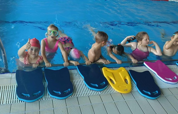 Z przyjemnością informujemy, że uczniowie naszej szkoły uczestniczą w ogólnopolskim projekcie „Umiem Pływać”. W ramach programu dzieci regularnie wyjeżdżają na basen, gdzie pod okiem wykwalifikowanych instruktorów uczą się podstaw pływania oraz bezpiecznego poruszania się w wodzie.
Zajęcia nie tylko rozwijają sprawność fizyczną, ale także uczą wytrwałości, pokonywania własnych barier i pracy w grupie. Projekt daje uczniom możliwość aktywnego spędzania czasu w sposób bezpieczny i atrakcyjny, a jego uczestnictwo jest całkowicie bezpłatne.
Cieszymy się, że nasze dzieci mogą korzystać z tej wartościowej inicjatywy i rozwijać swoje umiejętności w przyjaznej, wspierającej atmosferze.